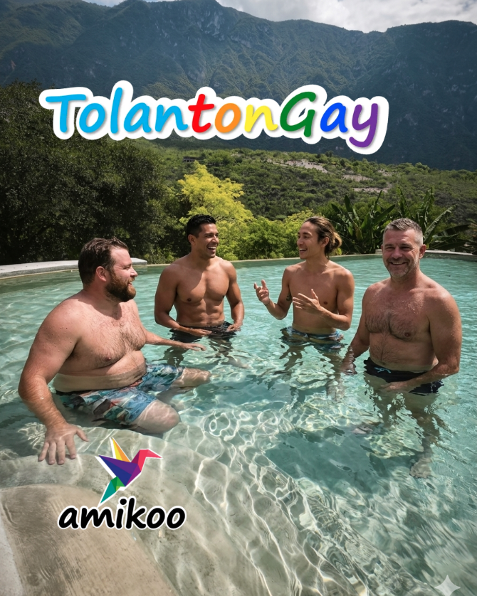 Tour gay a Tolantongo, Hidalgo, saliendo de Ciudad de México Cuatro hombres gays sonrientes en agua clara, con texto sobre actividades recreativas.